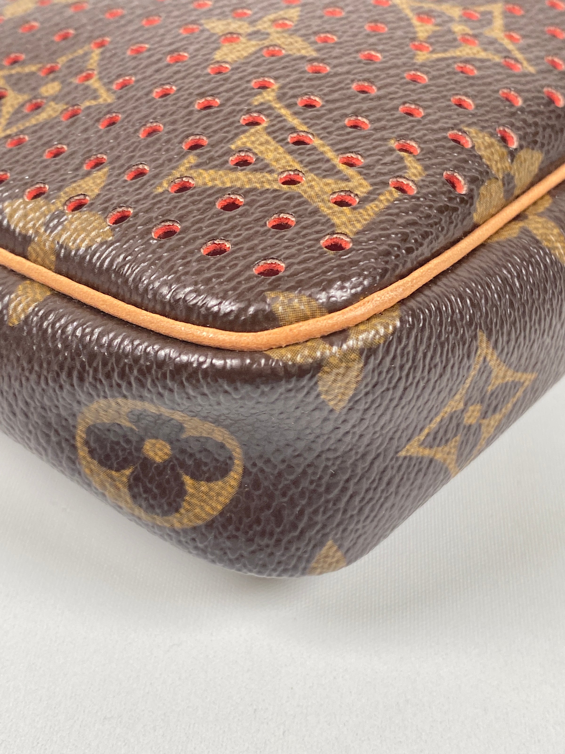 Pochette accessoire patent leather handbag Louis Vuitton White in Patent  leather - 37278465