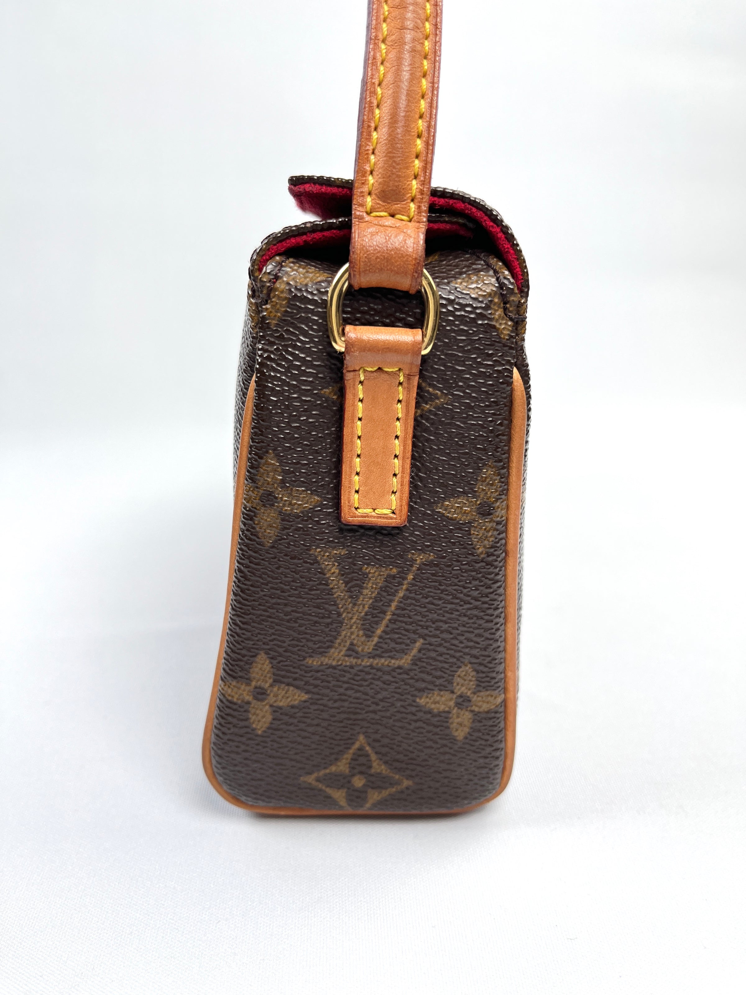 This adorable Louis Vuitton Monogram Canvas Recital Bag is an elegant yet  practical bag. It features a sleek structured shape and plenty of…